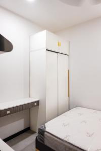 吉隆坡Ampang Neu Suites by DreamOak的白色卧室配有床和书桌