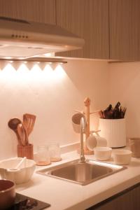 吉隆坡Ampang Neu Suites by DreamOak的厨房柜台设有水槽和台面