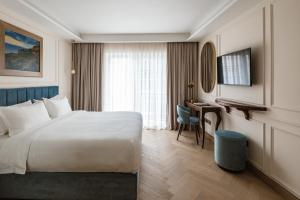 Hal GhaxiakPalazzo Castagna Boutique Hotel的配有一张床和一张书桌的酒店客房