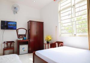 胡志明市Khách sạn Song Anh的一间卧室设有一张床和一个窗口