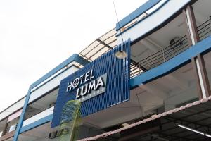 芙蓉Hotel Luma Senawang的建筑物一侧的标志