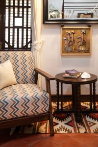MoiraLamrin Ucassaim Goa A 18th Century Portuguese Villa的客厅配有椅子和桌子