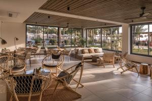 凯麦尔Balmy Beach Resort Kemer的客厅配有椅子、沙发和桌子