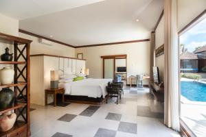 塞米亚克Rama Residence Petitenget的一间卧室设有一张床和一个游泳池