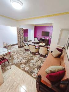 亚历山大LARA Maamoura beach Alexandria的带沙发的客厅和用餐室