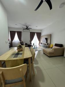 芙蓉Al Mansor Islamic Guestroom的客厅配有餐桌和沙发
