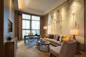 黄石黄石富力万达嘉华酒店的客厅配有沙发和桌子