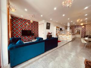 乔木提恩海滩Mandala Beach Villa Jomtiean的客厅配有蓝色的沙发和电视
