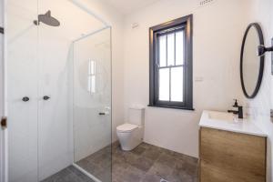 AdelongThe Middle的浴室配有卫生间、盥洗盆和淋浴。
