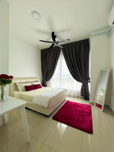 芙蓉Al Mansor Islamic Guestroom的一间白色卧室,配有一张床和红色地毯