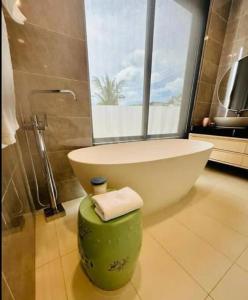 苏梅岛Villa WANNY的带浴缸和浴缸的浴室。