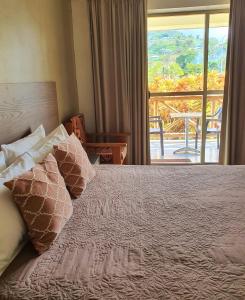 阿皮亚萨摩亚瓦伊酒店的卧室配有带枕头的床铺和窗户。