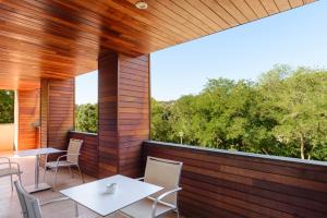 滨海托萨Tossa dreams的木墙上设有带桌椅的庭院。