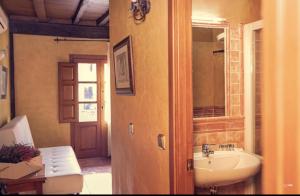 卡韦苏埃拉德尔瓦列APARTAMENTOS RURAL LA JACOBA的一间带水槽和镜子的浴室