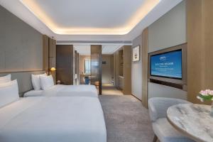 深圳深圳深航国际酒店的酒店客房设有两张床和一台平面电视。