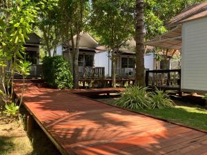 功孟海滩Isle Beach Resort Krabi-SHA的房屋前的木道
