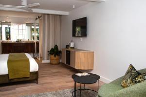 帕尔Paarl Hideaway的酒店客房,配有床和沙发