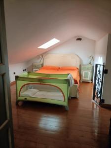 卡利亚里Un passo dal mare e dalla città.的一间卧室配有橙色和绿色的床