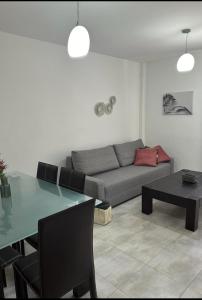 阿尔考斯布里Apartamento La Timba的客厅配有沙发和桌子