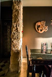 亚历山大شقة فندقية ساحرة مع اطلالة بانوراميه على البحر的一间设有绿桌和墙壁的用餐室