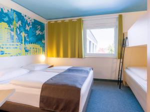 斯图加特斯图加特B&B酒店的酒店客房设有两张床和窗户。