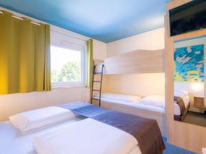 斯图加特斯图加特B&B酒店的一间卧室设有两张双层床和一扇窗户。