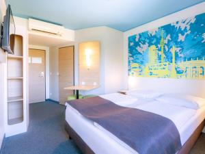 斯图加特斯图加特B&B酒店的一间卧室配有一张壁画床
