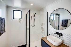 克莱夫Modern Studio near Clive River的一间带水槽和镜子的浴室