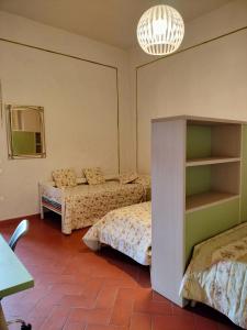 普拉托弗瑞斯特日桑尼克罗酒店的一间卧室配有两张床和吊灯。