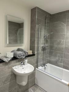 利物浦Pass the Keys Elegant 2 Bed Liverpool Flat inc Balcony Sleeps 4的一间带水槽、卫生间和淋浴的浴室