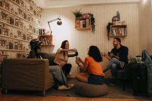 巴塞罗那Onefam Batlló的一群坐在客厅里玩电子游戏的人
