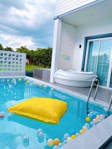 乌隆他尼Good View Pool Villa Udonthani的游泳池设有浴缸和黄色浮标