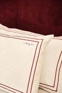 伦敦Magda Boutique Rooms的床上的白色枕头