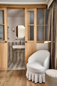 伦敦Magda Boutique Rooms的客厅配有白色椅子和镜子