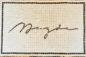 伦敦Magda Boutique Rooms的方形纸上写的慢字图