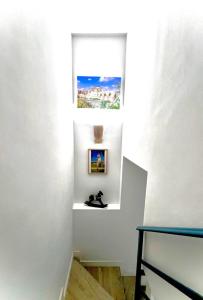科尔多瓦Casa Ribera Lucano Centro Historico的墙上挂着照片的带楼梯的房间