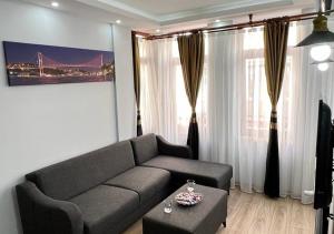 伊斯坦布尔Mar Suite的客厅配有沙发和桌子