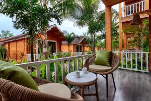 莫尔吉姆Aralea Beach Resort By Stone Wood, Morjim的户外庭院配有桌椅