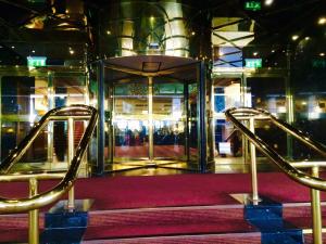 伦敦金丝雀码头不列颠国际大酒店的红色地毯楼梯上的开放式玻璃门