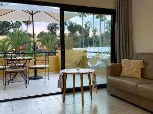 科拉雷侯Villa Rosa Fuerteventura的客厅配有沙发和桌子