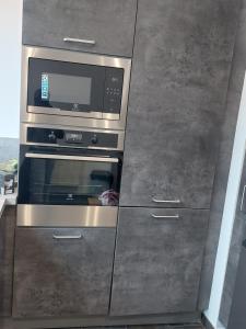 斯特拉斯堡PORTE DE FRANCE的厨房配有微波炉和烤箱。