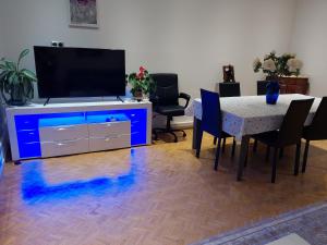 斯特拉斯堡PORTE DE FRANCE的客厅配有电视和桌椅