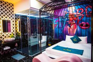 Bắc GiangSky Hotel的客房设有一张床、淋浴和一间浴室。