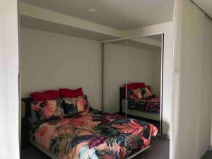 墨尔本Stylish , CBD , Views的一间卧室配有一张床和一面大镜子