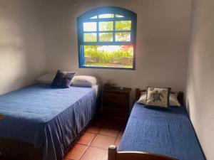 巴拉-沙希Suítes Pé na Areia的一间卧室设有两张床和窗户。