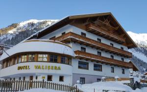加尔蒂Hotel Valisera的雪中山间酒店