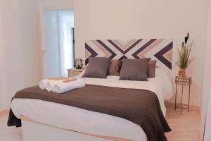 阿尔克萨尔El Rincón de Alquézar的一间卧室配有一张大床和木制床头板