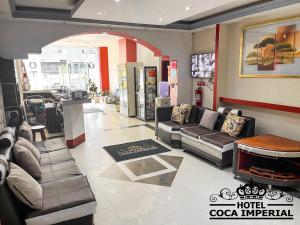 弗朗西斯科德奥雷利亚纳港Hotel Coca Imperial的带沙发的酒店客房和咖啡厅