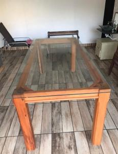 阿西斯Área de lazer Simões的木制桌子,位于木地板上