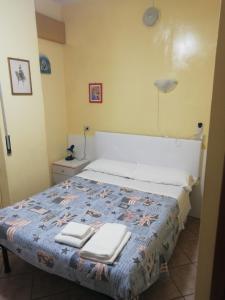洛阿诺HOTEL GIORDANA的一间卧室配有一张床,上面有两条毛巾